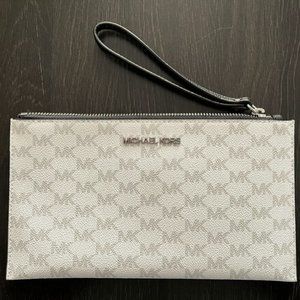 Michael Kors Pouch - MK Signature